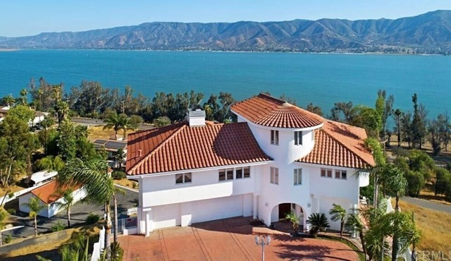 "HIDDEN GEM" WITH BREATHTAKING PANORAMIC VIEWS OF LAKE, CITY & MOUNTAINS!!