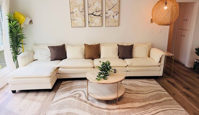 High-end remodeled 2-bed/2 bath condo with pool
