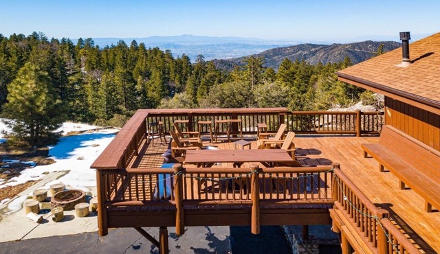 Hilltop Log Cabin On 4.5 Acres. Panoramic Views, Clean and Pet Friendly