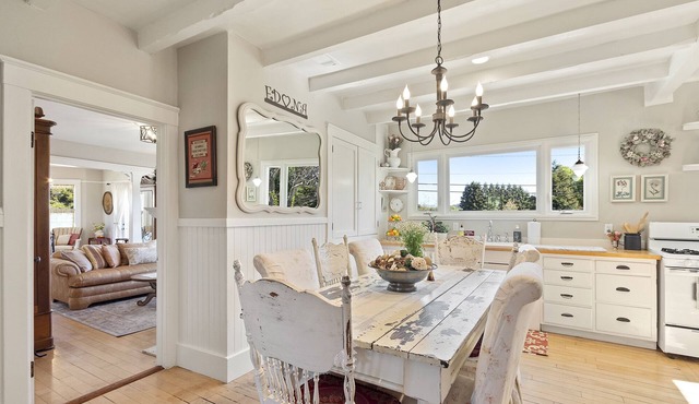 Historic Edna Farmhouse in the middle of Edna Valley Wine Country.