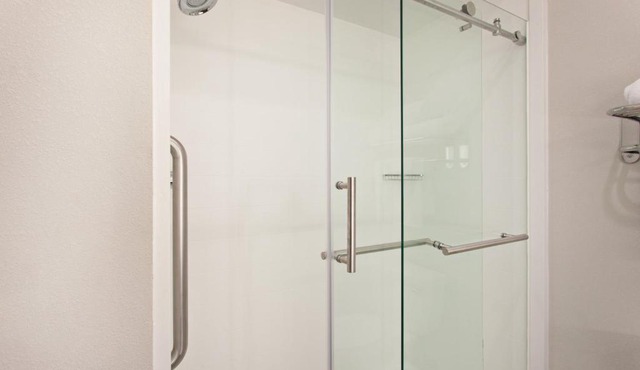 Holiday Inn Express & Suites Corona by IHG