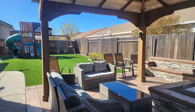 Home Away From Home! Family Friendly near popular attractions in Elk Grove!