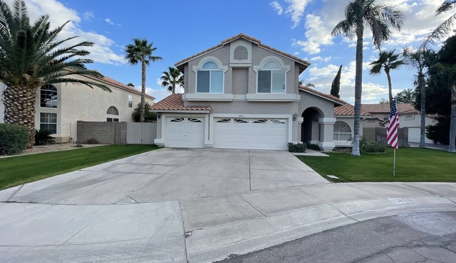 Home with Pool in Val Vista Lakes, Also a Hot Tub , Near Phx Airport