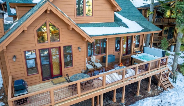Hot tub! Ski In/Out! Pool Table/PingPong Fireplaces! Mere feet from the Village!