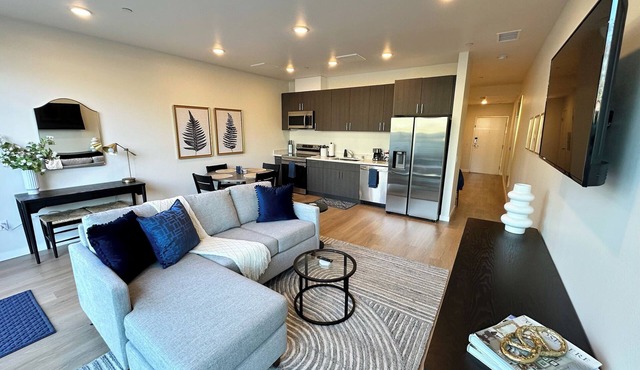 Hotel-like residence with full kitchen, large patio, pet friendly, free parking