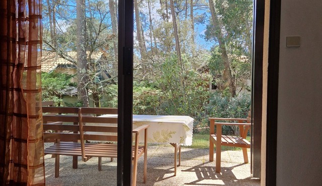 House with shared pool 30m far, 100 m from the Golf de l'Ardilouse