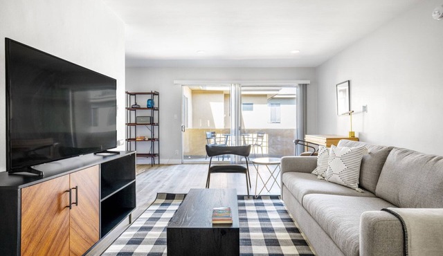 Ideal Beverly Hills 1BR, Pool, near Beverly Center, by Blueground