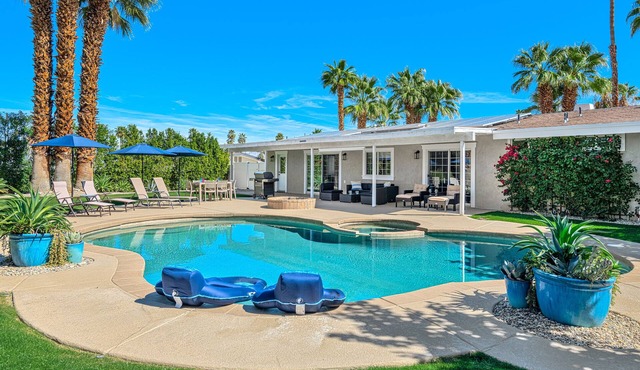 Idyllic setting just a 5-minute walk to El Paseo!