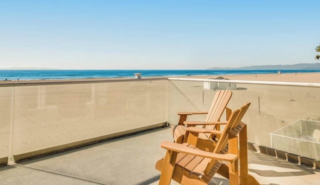 Incredible beachfront home with furnished patio, balcony & free WiFi