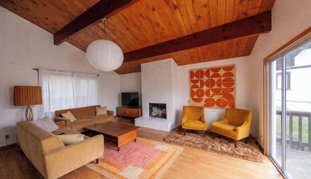 Jewel in Crestline/Arrowhead. Modern, eclectic cabin in the woods. Walk to lake.