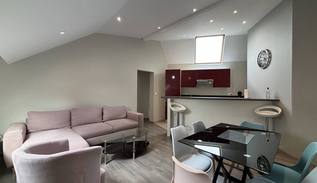 Just Steps from Palais Jacques Cœur – Comfortable