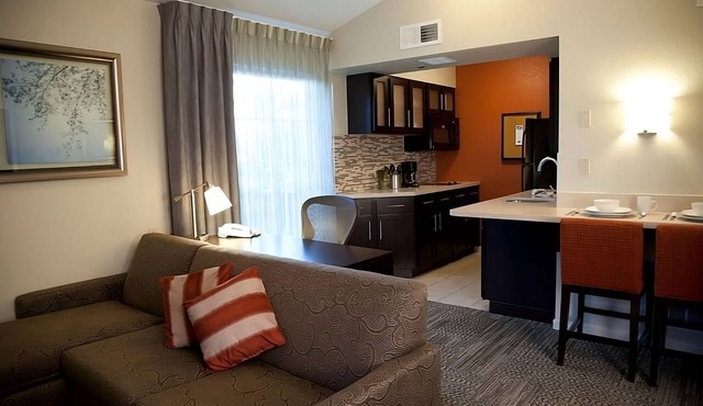 Just What You Were Looking For! Free Breakfast, Onsite Pool, Parking