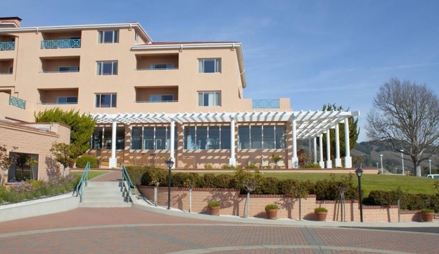 Just What You Were Looking For! Free Parking, Walk to Central Coast Aquarium