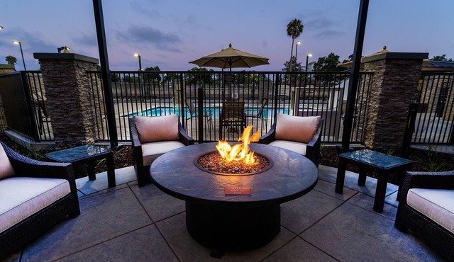 King Suite. Free Breakfast. Pool. Shared BBQ. Great for Business Travelers!