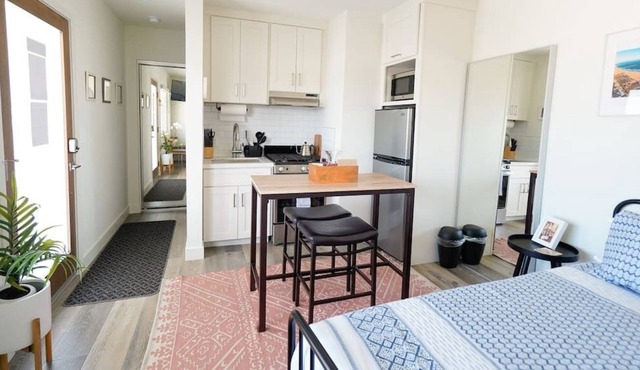 LA Modern Studio with Pool, BBQ Deck & Beaches