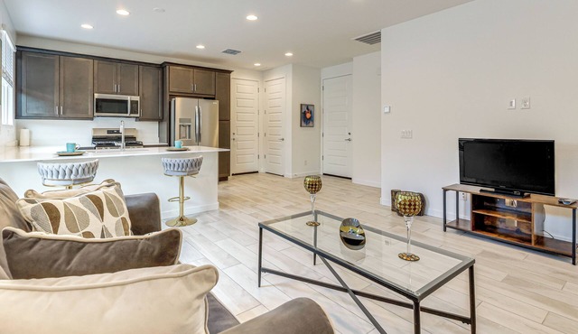 Lake + Mtn Views: Couple's Apt in Apache Junction