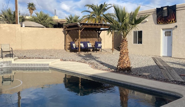 LAKE VIEW/Pool & Spa. Southside close to downtown & launch ramp. Flat driveway.