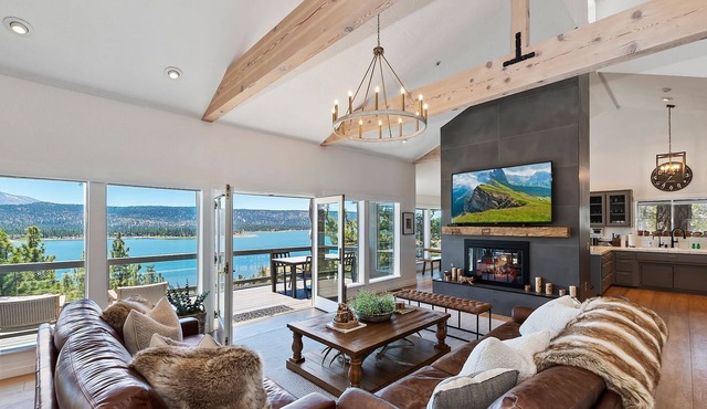Lakeview Villa: Amazing Panoramic Lake & Mountain Views! Pool Table!