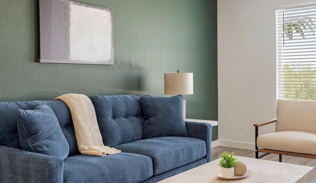 Landing | Stunning 2BD, Gym, Pool