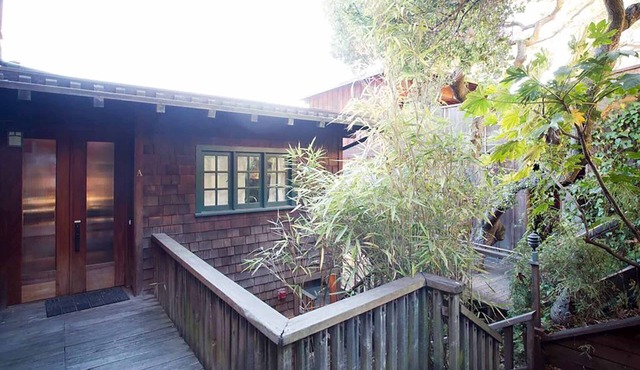 Large Deck View Condo, Above Uc's Memorial Stadium In Berkeley in Berkeley