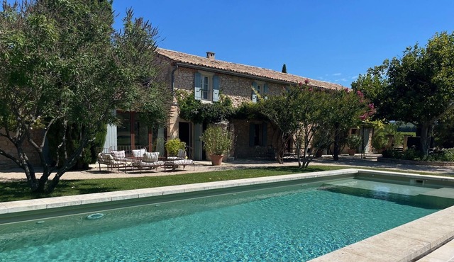 Large renovated farmhouse w/ pool, in the Luberon