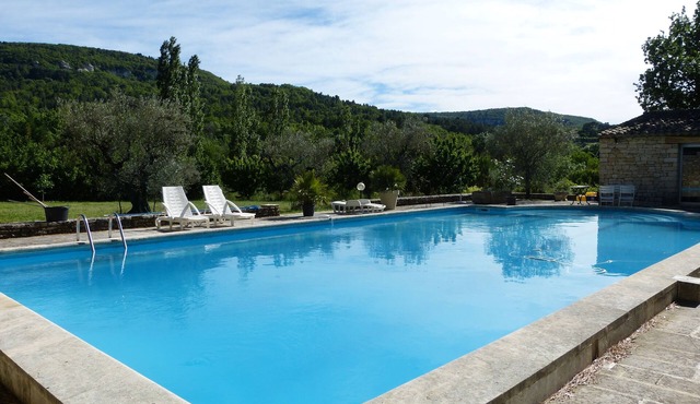 Large self-contained studio with swimming pool in a nest of greenery in the heart of the Luberon