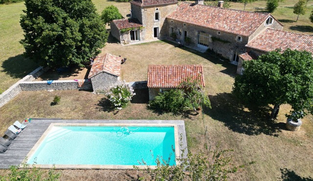 Les Jaunies, superb farmhouse with swimming pool, fully renovated for 20 people