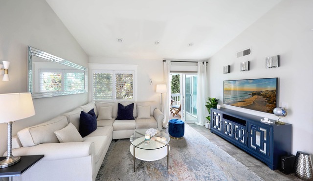 Less than 5 min stroll across to the ocean! Top-Level Unit. Quiet Location.
