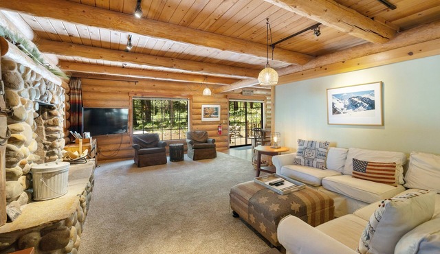 Liberty Lodge - Spacious Log Cabin with Private Hot Tub, Bunk Room, in Lower Tahoe Donner