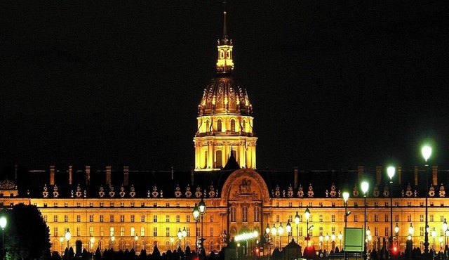 LOCATED BETWEEN INVALIDES AND SAINT-GERMAIN-DES-PRÉS - RUE DE SÈVRES – 2 BEDROOM