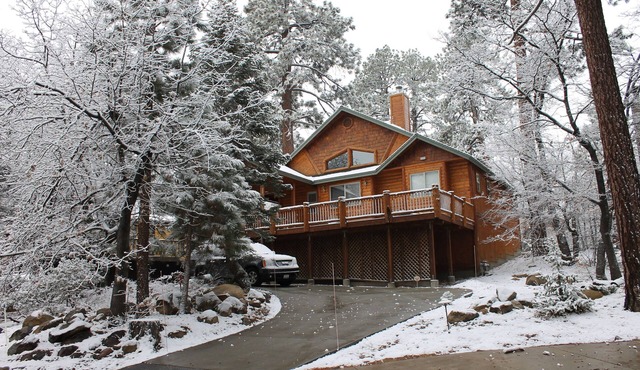 Log Style Cabin in Moonridge, 3bd, 3ba, Sleeps 9, Walk To Slopes, Ntl. Forest