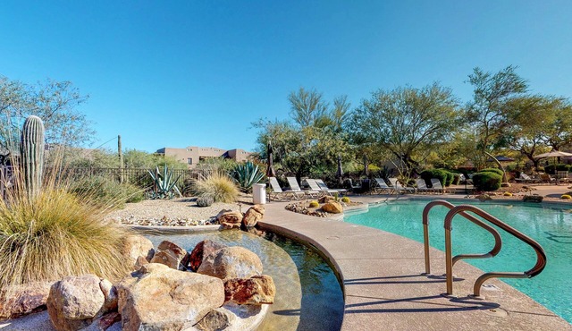 Lovely, Ground-Floor Townhouse with a Great Location, Patios, WiFi & Shared Pool