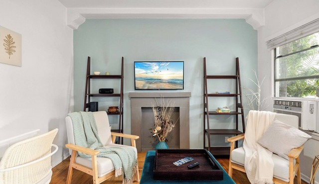 Lovely Santa Monica Chic 1BR Private W/D & Free Street Parking
