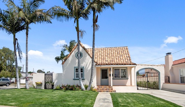 Lovely spacious 6-bedroom villa with Hot Tub in Los Angeles