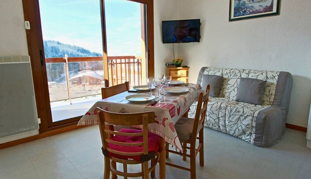 Lovely studio, at foot of slopes, facing SOUTH