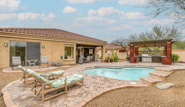 Luxe Couples Retreat w/Pool & Outdoor Kitchen!