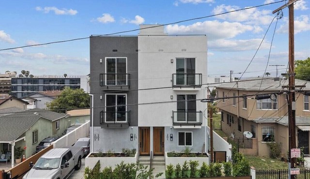 Luxe Modern Home, Rooftop View townhome in LA