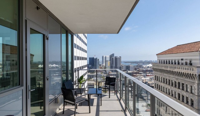 Luxurious 2-bedroom in downtown San Diego with Pool and Fitness room