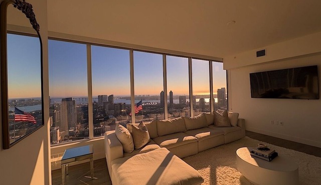 Luxurious 2BR/2BA High-Rise in East Village – Walk to Petco Park & Gaslamp