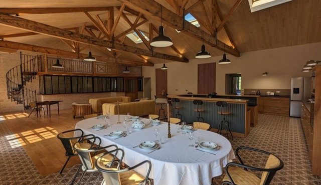 Luxurious 4-Bedroom Apartment with Private Bathrooms, Central Location, and Truffle Experience in Mainxe-Gondeville