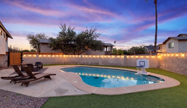 Luxurious Desert Oasis: Heated Pool, Game Room, Mini-Golf, BBQ, Spacious Home