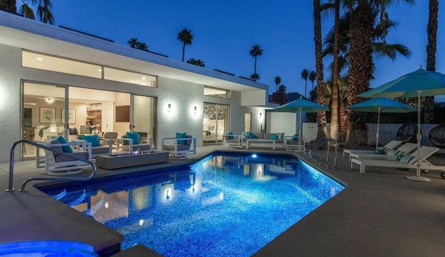 Luxury Bauhaus Retreat w/Pool&Hot Tub + Mtn Views