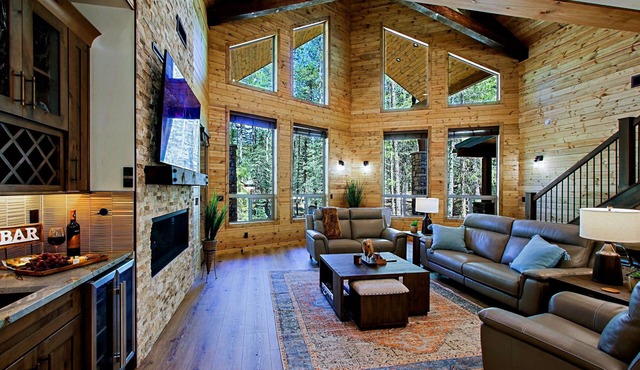 Luxury Cabin in a woods! Private location 7000 ft elevation, 4 seasons!