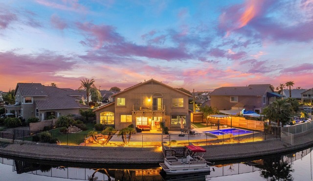 Luxury Lakehouse, Putting Green, Heated Pool with Sunken bar