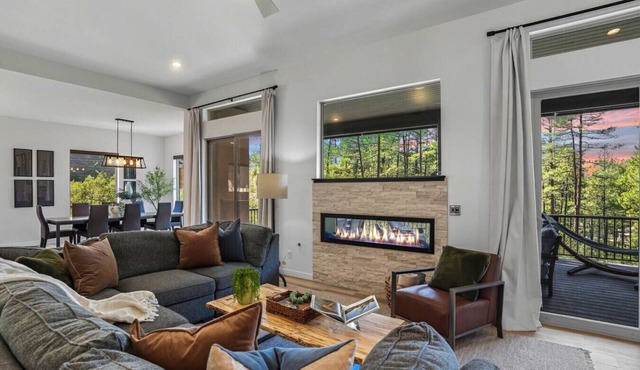 Luxury Lodge | Hot Tub + Views | 5 Min to DT