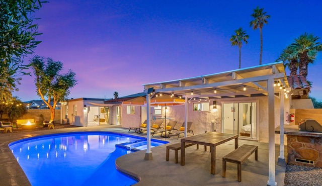 Luxury Meets Cozy | Spa, Mountain Views & Fire Pit