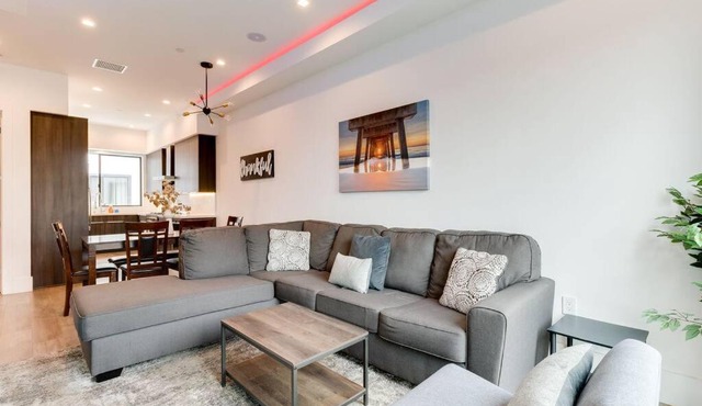 Luxury Modern 4 Bedroom 3 Bathroom Home with Rooftop Deck #1