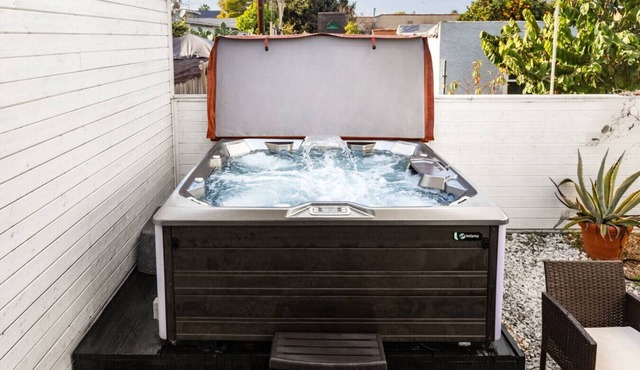 Luxury Prime LA Retreat – Hot Tub, Fireplace, Parking