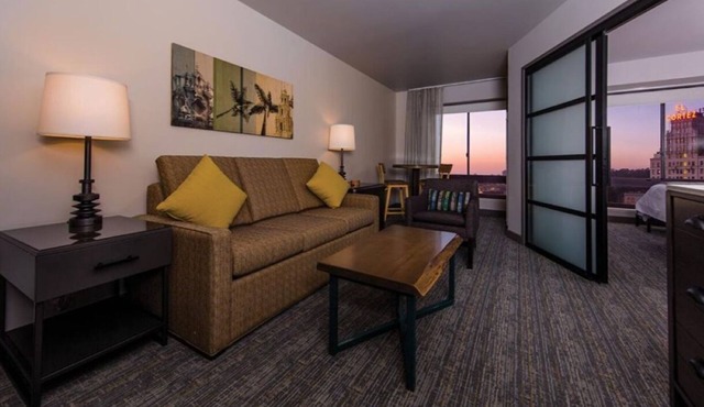 Marriott Vac Club, 2 BR SUITE, Kitchenette, Sleeps 10, 17min walk to Conv. Ctr.