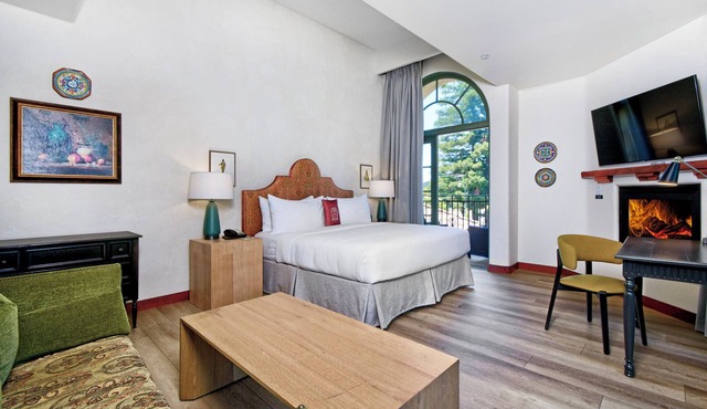 Mediterranean Unit with Outdoor Pool, Free Parking, Near Silicon Valley